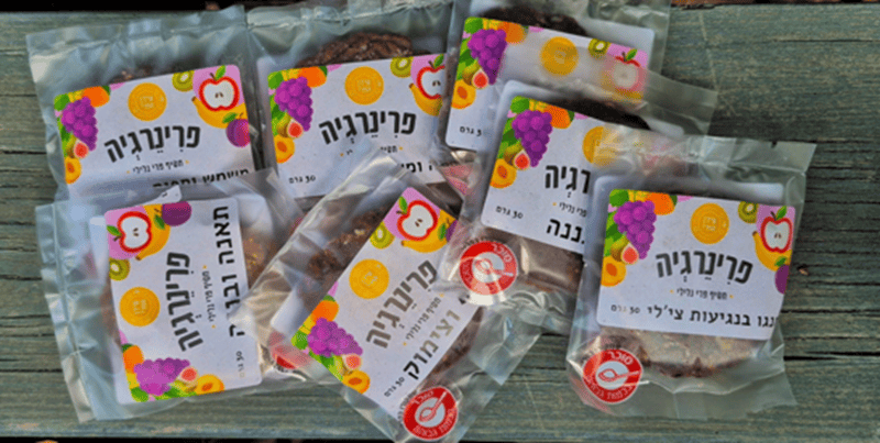 עוגיית פירות – מנגו וגויאבה בציפוי אגוז לוז